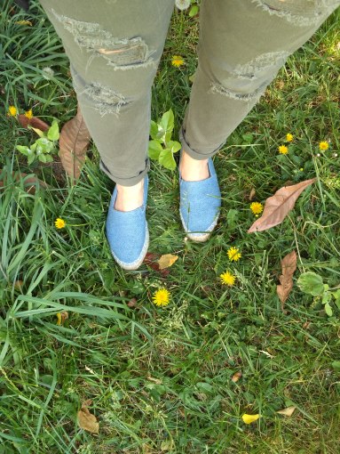All you need is a pair of awesome espadrilles, ripped jeans and a few yellow flowers!
